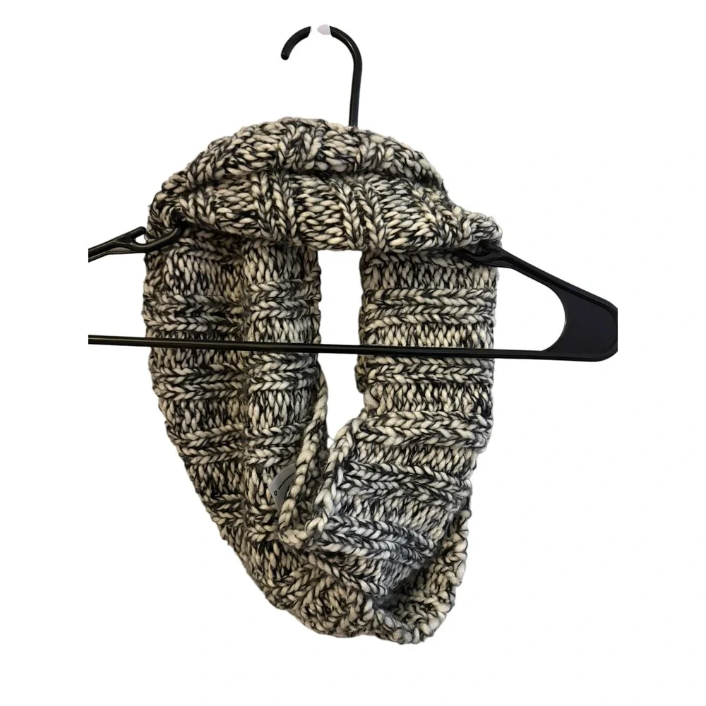 Gap Chunky Knit Infinity Scarf Black White Marled Acrylic Winter Circle Loop‎ - Picture 3 of 6
